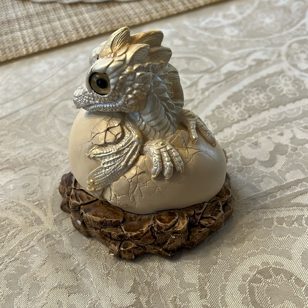 Windstone Editions HATCHING EMPRESS DRAGON EGG Pearl in EUC